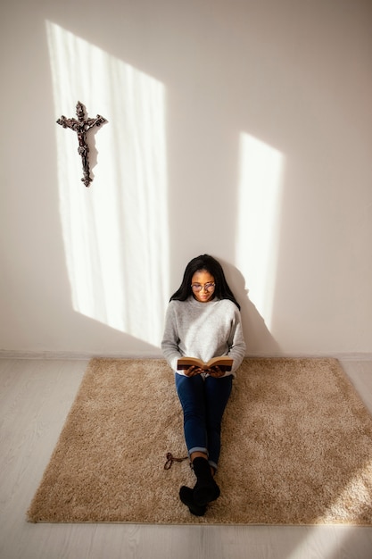 Femme lisant un livre sacré à l'intérieur