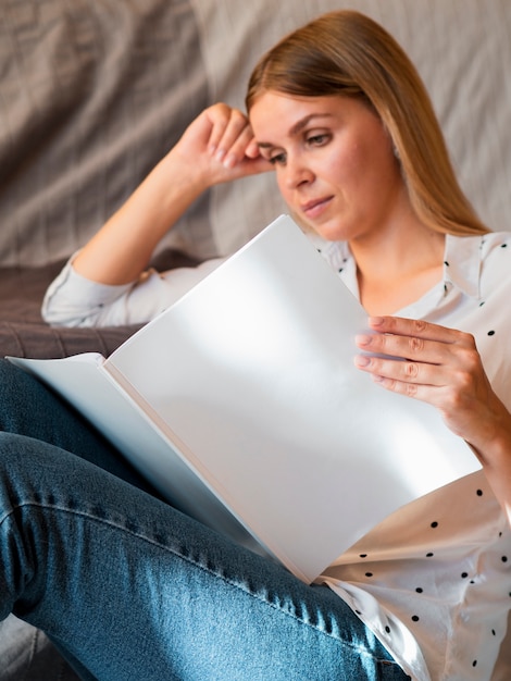 Femme lisant un magazine de maquette