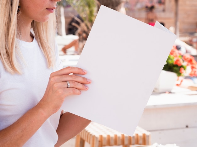 Femme lisant un magazine de maquette