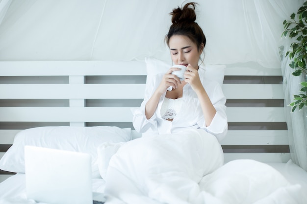 femme sur le lit dans la maison