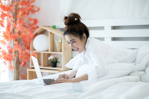 femme sur le lit dans la maison