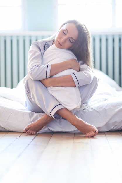 Femme sur le lit