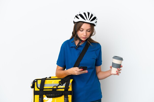 Femme lituanienne avec sac à dos thermique tenant du café à emporter et un mobile