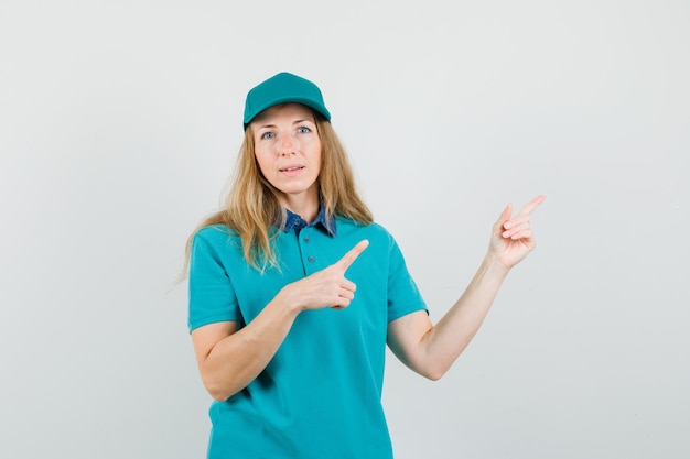 Femme de livraison en t-shirt, casquette pointant vers l'extérieur et à la recherche positive