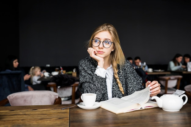 Femme avec livre au café