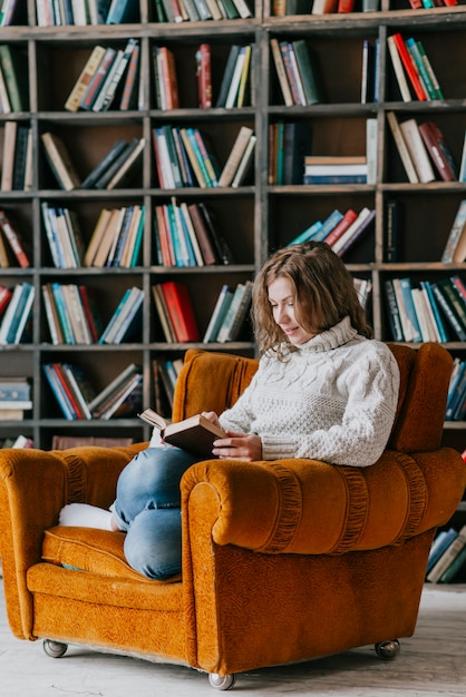 Photo gratuite femme avec livre au repos dans le canapé