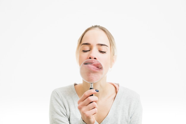 Femme avec une loupe