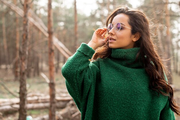 Femme, lunettes, forêt