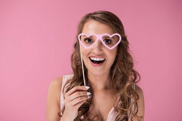 femme avec des lunettes en forme de coeur