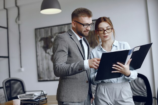 Femme, à, lunettes., Homme affaires, à, documents., Collègues, travailler ensemble