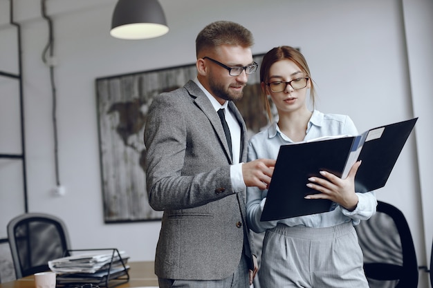 Femme, à, lunettes., Homme affaires, à, documents., Collègues, travailler ensemble