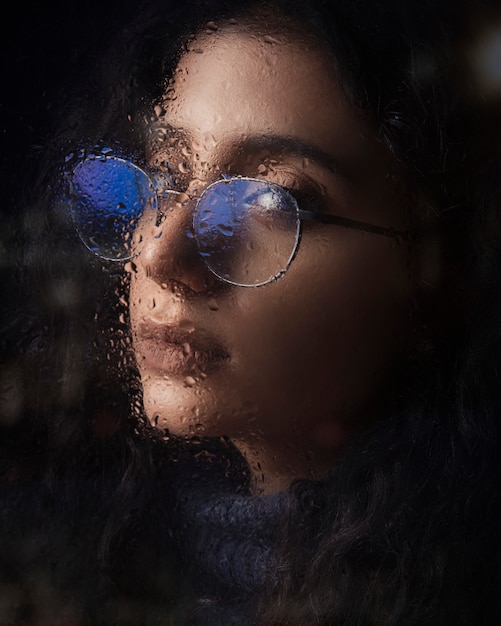 Femme à lunettes optiques avec ombre bleue