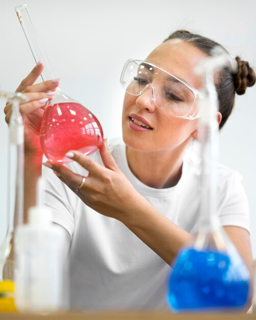 Femme avec des lunettes de sécurité