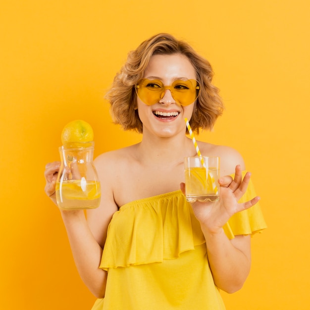 Femme, lunettes soleil, boire, limonade