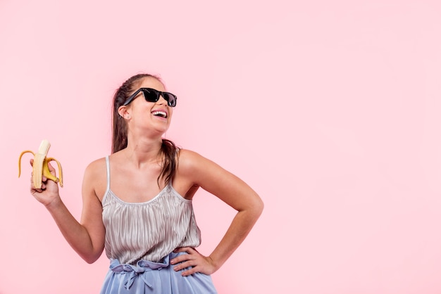 Femme, lunettes soleil, rire, tenue, banane