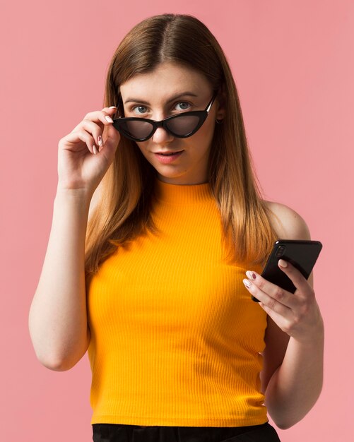 Femme, à, lunettes soleil, et, téléphone