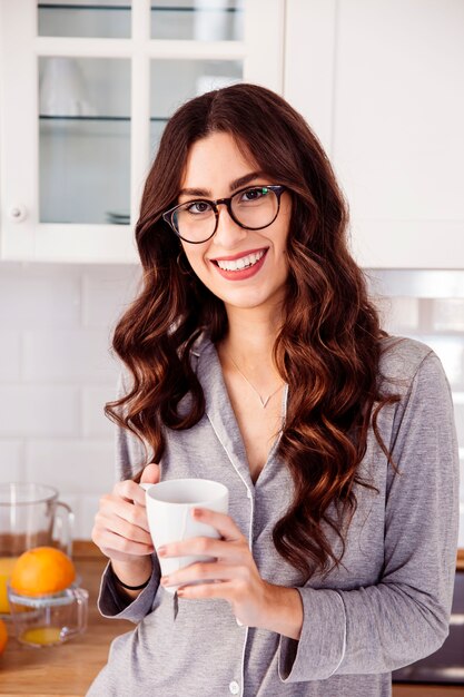 Femme à lunettes tenant la tasse