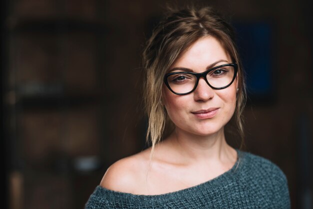 Femme avec des lunettes