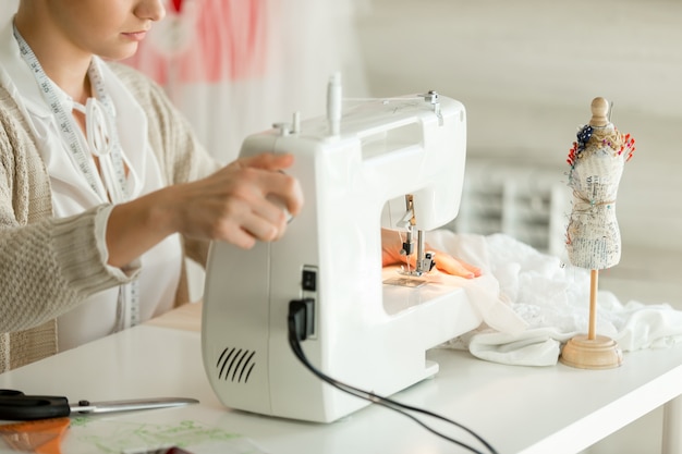 Femme à une machine à coudre