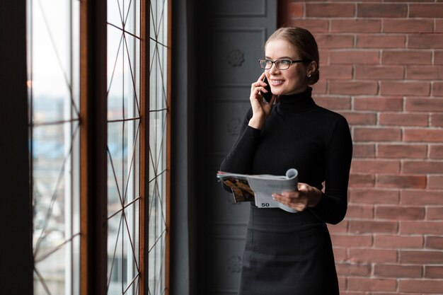 Femme, magazine, conversation, téléphone