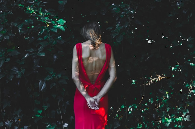 Femme maigre dans le jardin