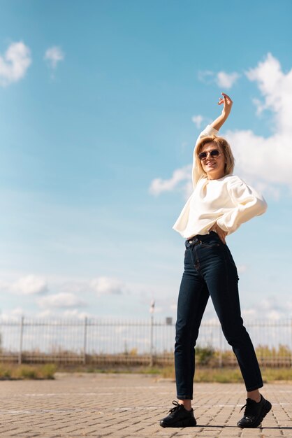 Femme avec la main en plein plan