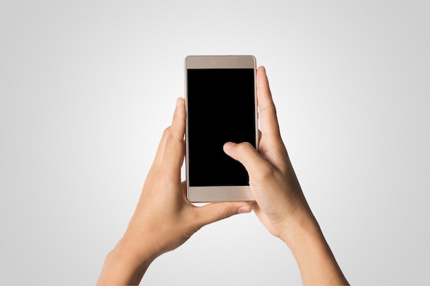 Femme Main tenant un écran vide de téléphone intelligent. Espace de copie. Main tenant le téléphone intelligent isolé sur fond blanc.