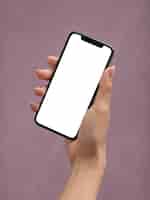Photo gratuite femme main tenant un smartphone avec écran blanc
