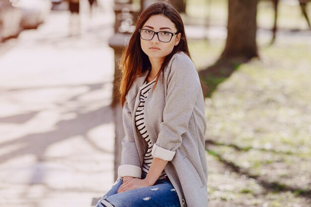 Femme avec les mains sur les jambes