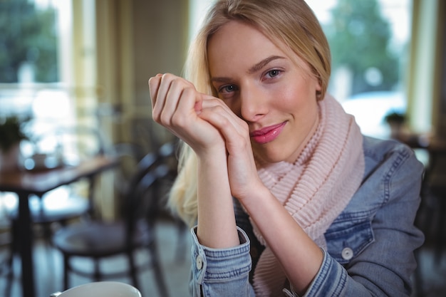 Photo gratuite femme avec les mains sur le visage