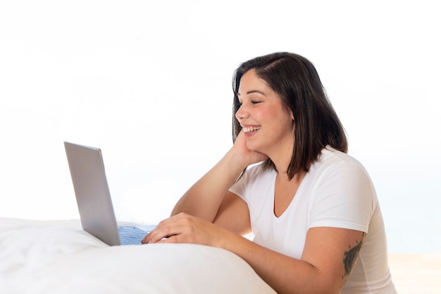 Femme à la maison à l'aide d'un ordinateur portable