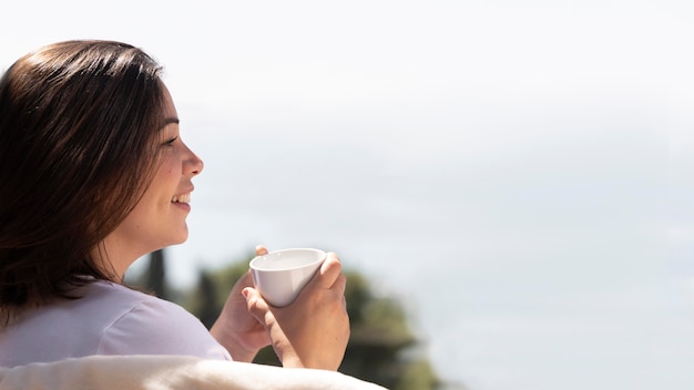 Photo gratuite femme à la maison en appréciant une tasse de café