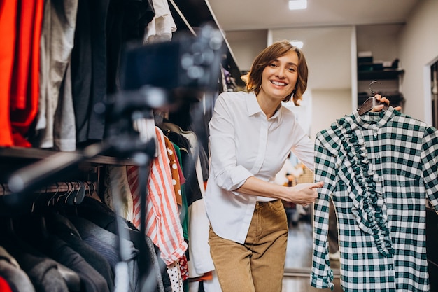 Femme à la maison choisissant des draps de son check-room