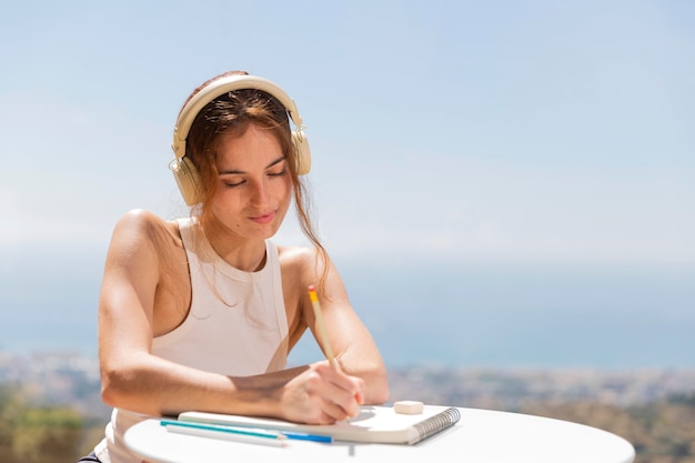 Femme à la maison, écouter de la musique et du dessin