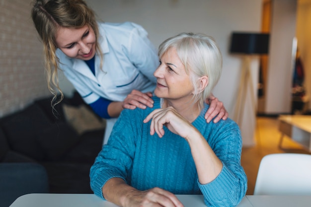 Photo gratuite femme en maison de retraite