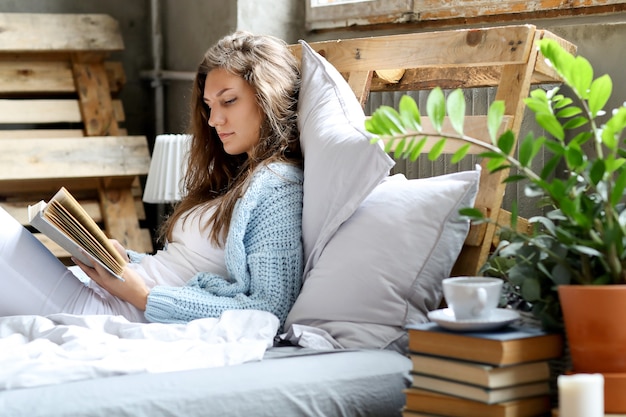 Photo gratuite femme à la maison