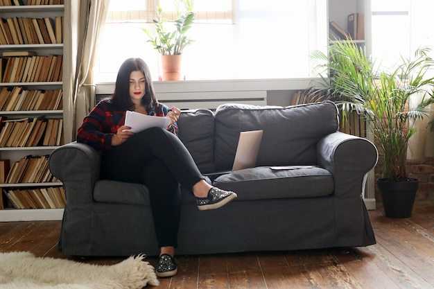 Femme à La Maison