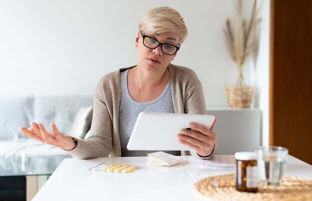 Femme malade de coup moyen à l'intérieur