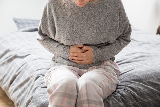 Photo gratuite femme malade avec les mains sur le ventre souffrant de douleurs intenses