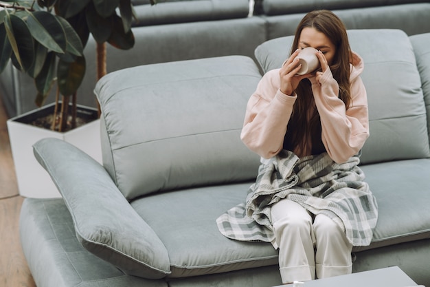 Femme malade avec maux de tête assis à la maison