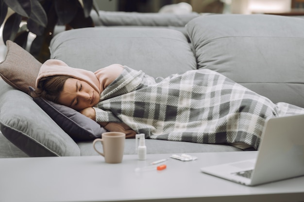 Femme malade avec maux de tête assis à la maison