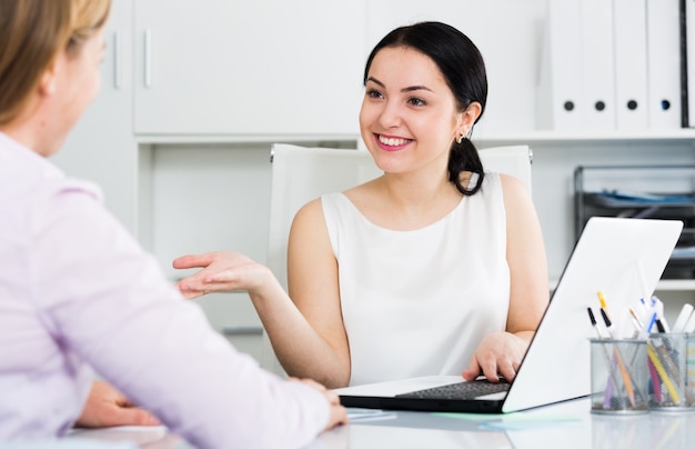 Femme manager avec le client