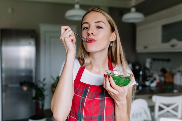 femme mangeant des aliments sains