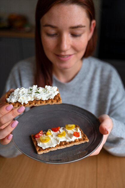 Photo gratuite femme mangeant un délicieux fromage à angle élevé