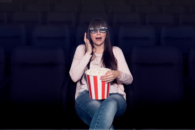 Femme mangeant du pop-corn au cinéma