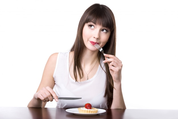 Femme mangeant un gâteau