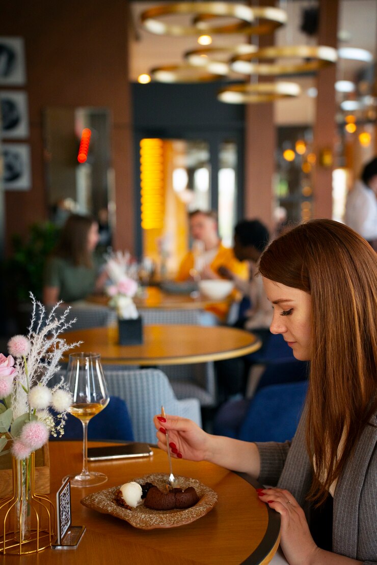 Photo gratuit femme mangeant de la nourriture au restaurant