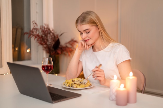 Femme mangeant des pâtes coup moyen