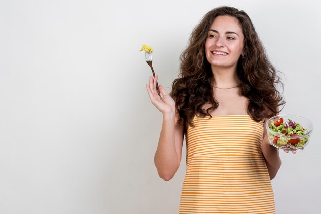 Femme mangeant une salade de laitue