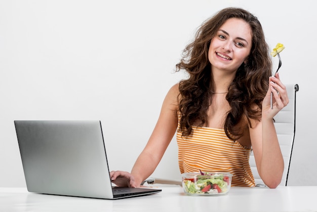 Photo gratuite femme mangeant une salade de laitue